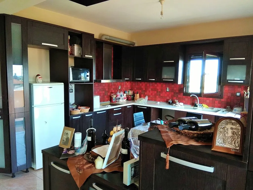 Kitchen: the original phone photo, before Yokva